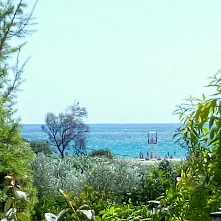 Апартаменты Foximanna On The North Floor In A Surrounded By Greenery Facing The Sea